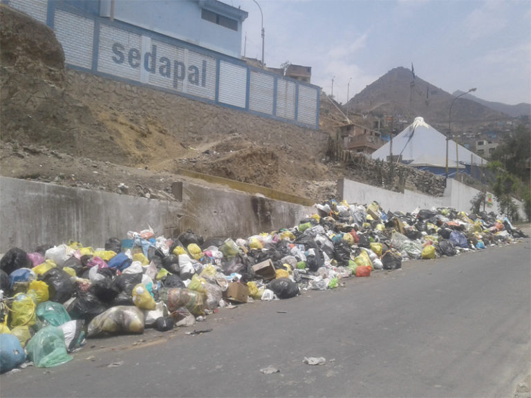 Villa María del Triunfo Dirigenta pide que recojan cerca de mil toneladas de basura en sector