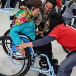 Entregan 120 sillas de ruedas a personas con discapacidad