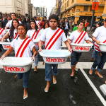 Mensaje presidencial: Jóvenes protestaron con baldes de pintura blanca