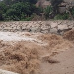 Fuerte caudal del río Lurín causa alarma en los habitantes