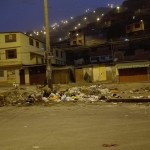 Vecina se queja ante desperdicios de basura abandonados en avenida principal de Virgen de Lourdes