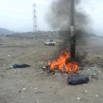 Dirigente señala sentirse amenazada tras increpar a trabajadores cuando quemaban la basura en la vía pública