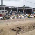 Cúmulos de basura impiden el libre tránsito de vehículos en Mercado Plaza Villa Sur