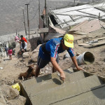 Pobladores del proyecto integral 9 de Julio construyen escaleras con recursos propios