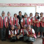 Profesora enseña a cantar en quechua