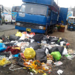 Cuestionan gestión de  alcalde Chilingano y piden recojo de basura  frente al terminal pesquero