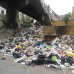 Denuncian que vecinos arrojan basura al costado de puente del sector Micaela Bastidas
