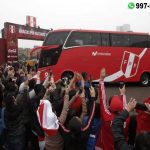 Hinchas recibieron con caravana a selección peruana tras su arribo a Lima