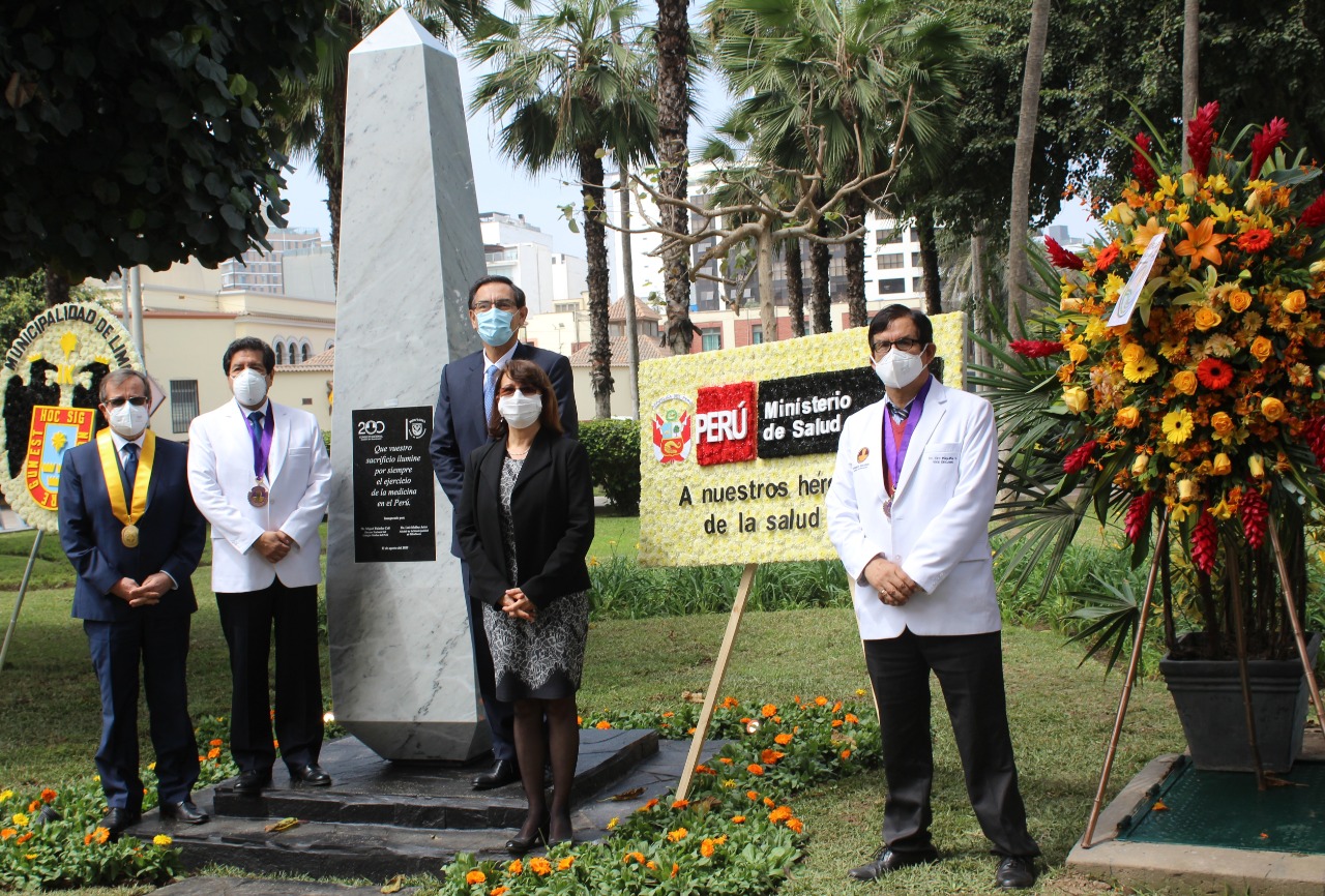 El obelisco de 3 metros con 20 centímetros de alto representa el reconocimiento al sacrificio del personal médico que lucha contra la pandemia