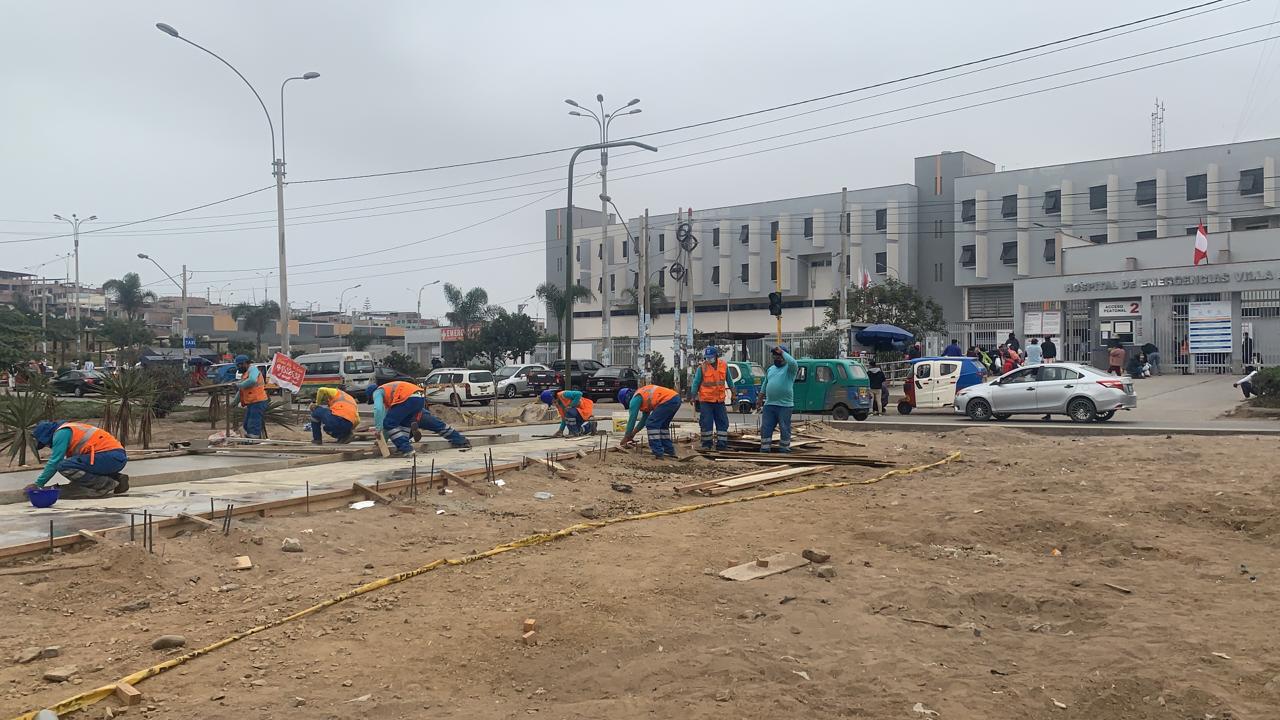 obras de mantenimiento vial frente al hospital de emergencias Villa El Salvador
