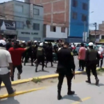 Villa El Salvador: Reclamo de mototaxistas por operativos termina en enfrentamiento con policías y fiscalizadores