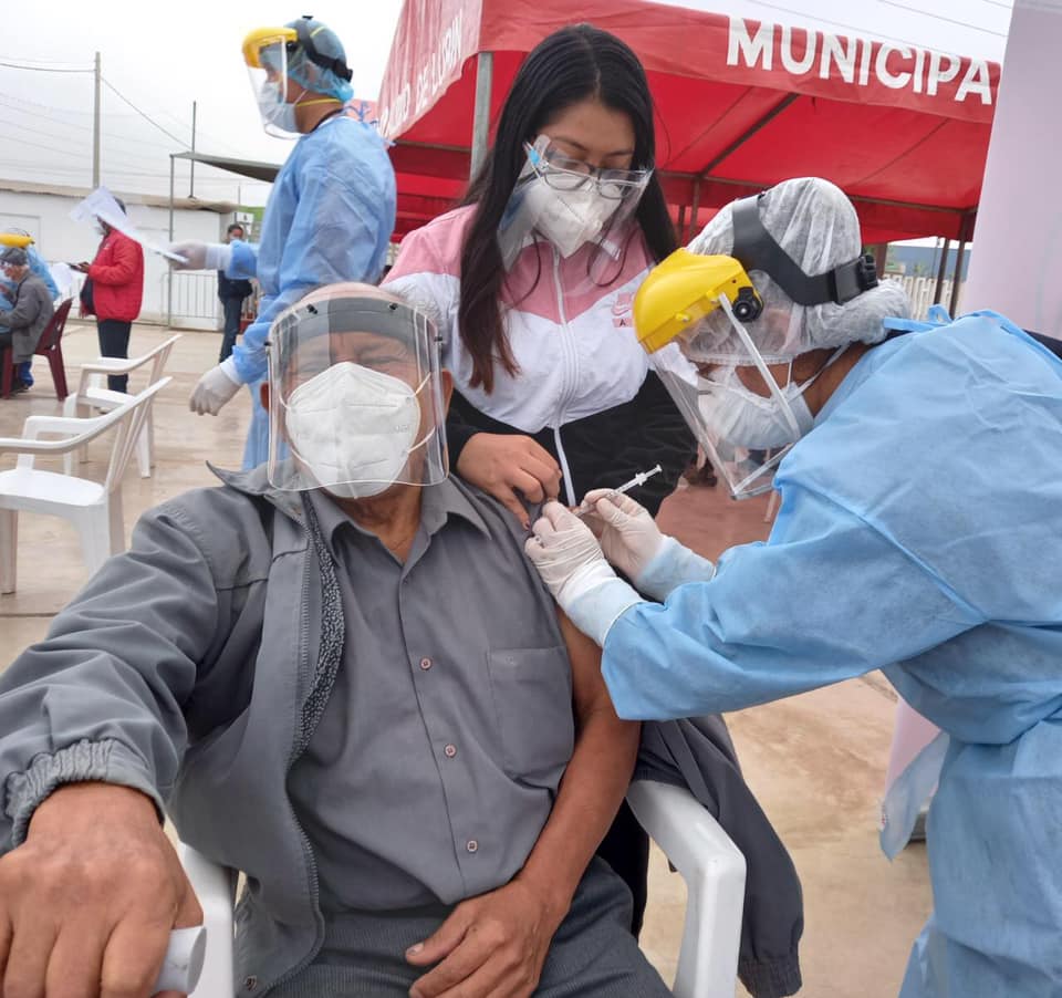 Vacunación adultos mayores de 70 años en San Juan de Miraflores, Villa El Salvador y Villa María del Triunfo