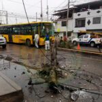 Accidente de tránsito provoca caída de dos postes de cableado eléctrico en Villa El Salvador