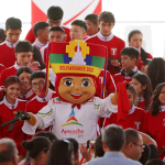 DANZAQ, EL PERSONAJE DE LOS JUEGOS BOLIVARIANOS AYACUCHO 2024, ESTUVO PRESENTE EN EL RECONOCIMIENTO A MEDALLISTAS DE SUCRE 2024