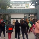 VILLA EL SALVADOR: AMBULANTES DE LA CACHINA SE MANIFESTARON EN LOS EXTERIORES DE LA COMISARÍA EXIGIENDO LA LIBERACIÓN DE UNO DE SUS INTEGRANTES