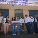 GOBERNADOR REGIONAL ENTREGA NUEVAS VIVIENDAS FINANCIADAS CON EL BONO CANON EN CAMANÁ